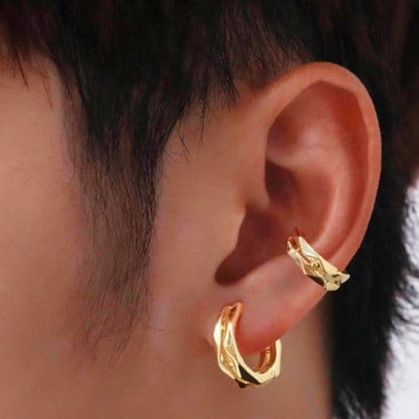 メンズピアス 男性用金色イヤーカフ 波紋彫刻デザイン