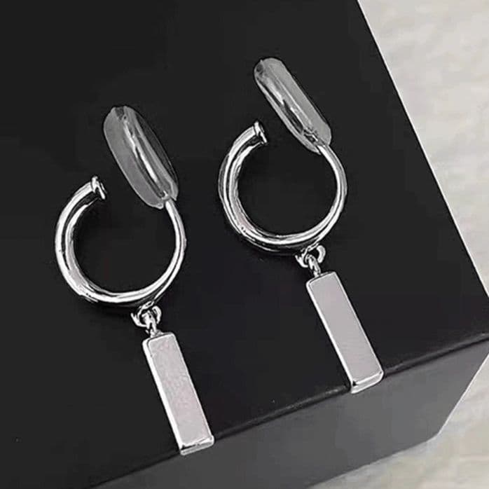 メンズピアス 男性用螺旋模様イヤーカフ 揺れるバー型