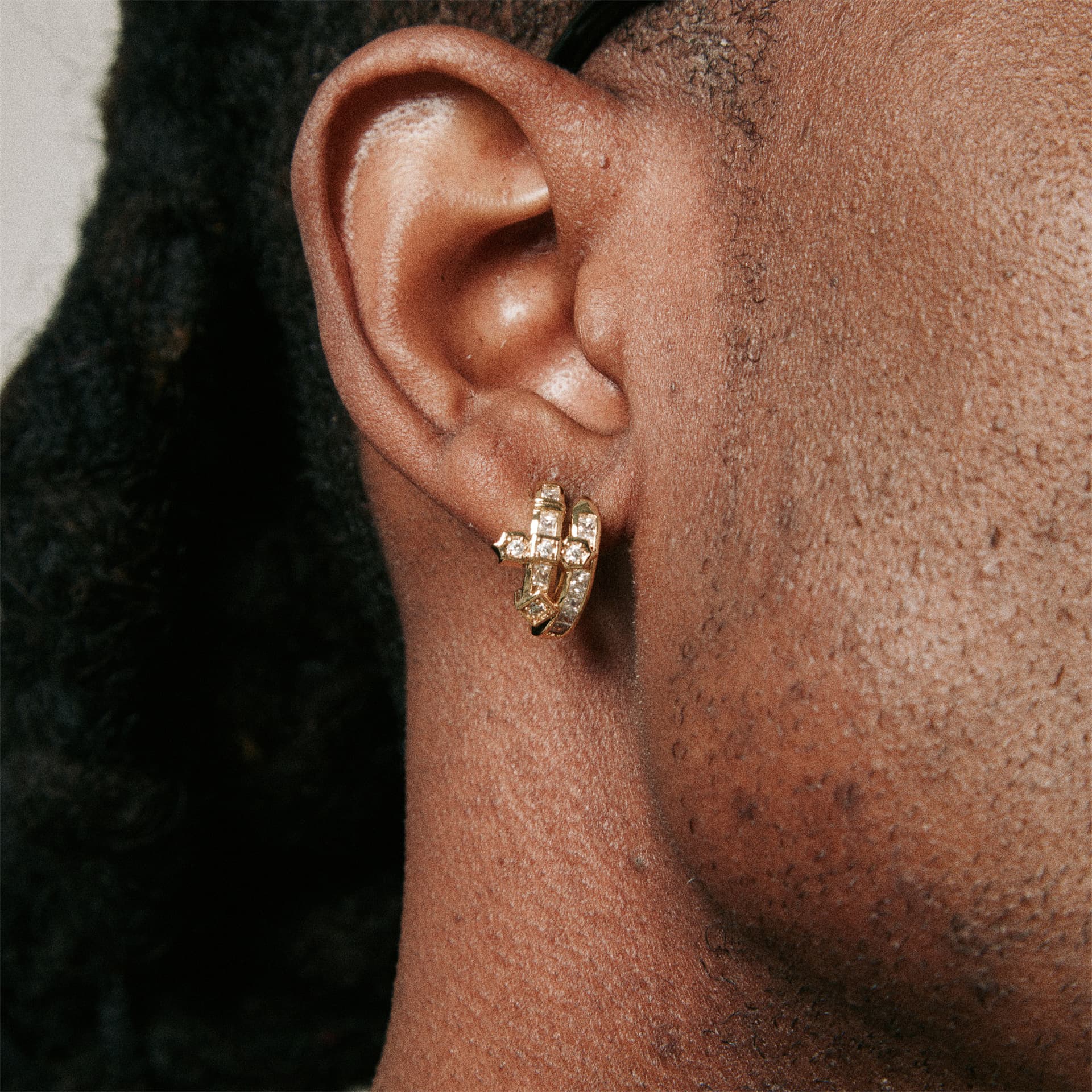 メンズピアス 十字架装飾付き華やかリング型フープピアス