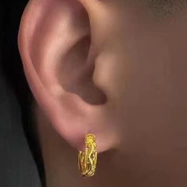 メンズピアス 唐草模様のフープ型装飾ピアス