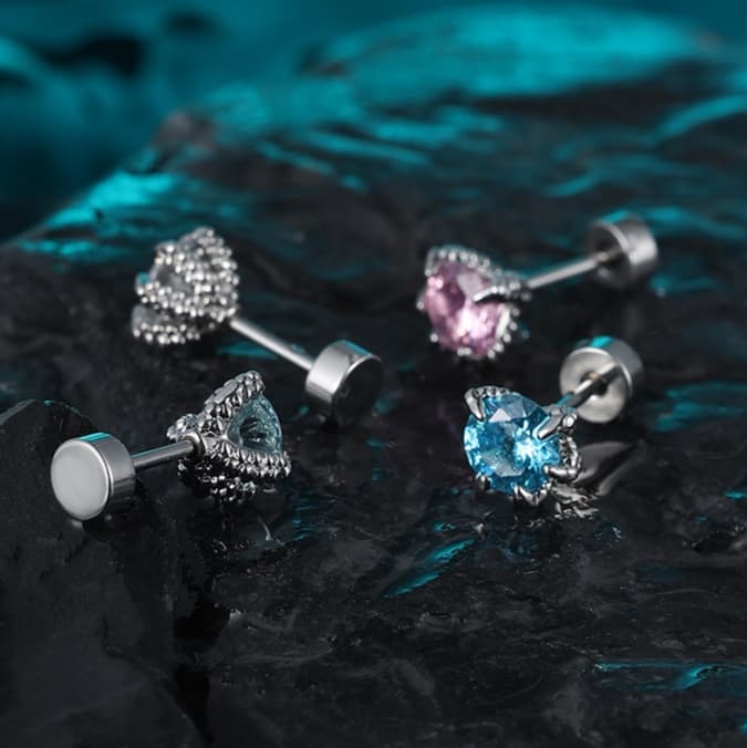 メンズピアス 宝石のように輝く花弁風スタッドピアス