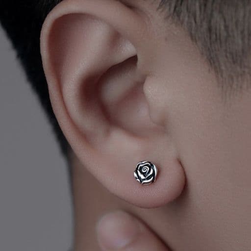 メンズピアス 古典的な薔薇モチーフのピアス