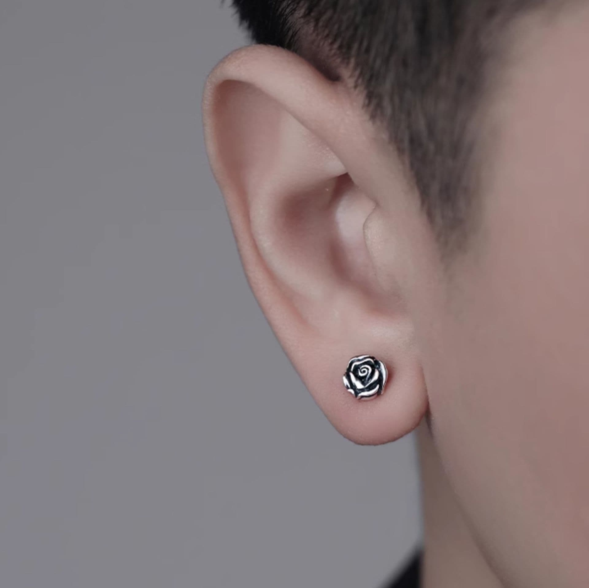 メンズピアス 古典的な薔薇モチーフのピアス