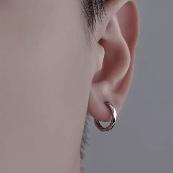 メンズピアス 純銀フープ 耳元の輝き