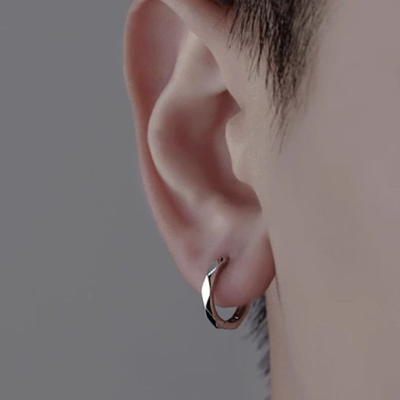 メンズピアス 純銀フープ 耳元の輝き