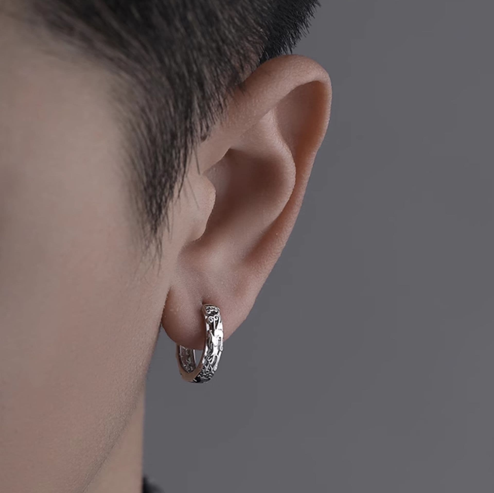 メンズピアス 彫刻細工のフープピアス