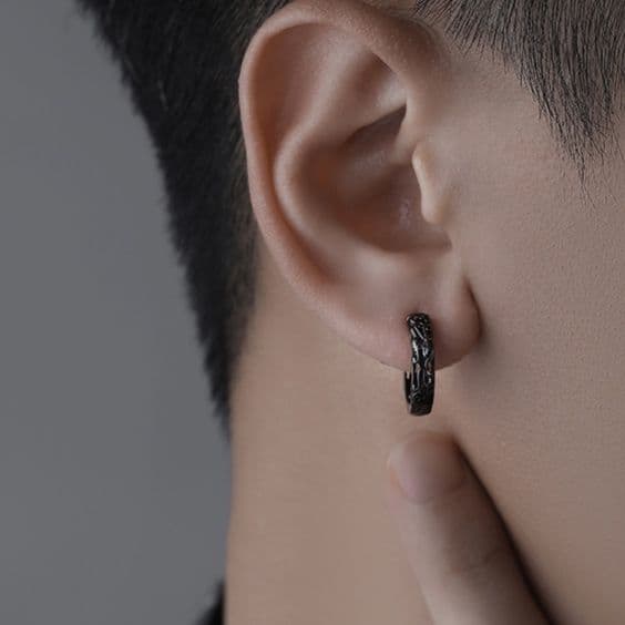 メンズピアス 彫刻細工のフープピアス