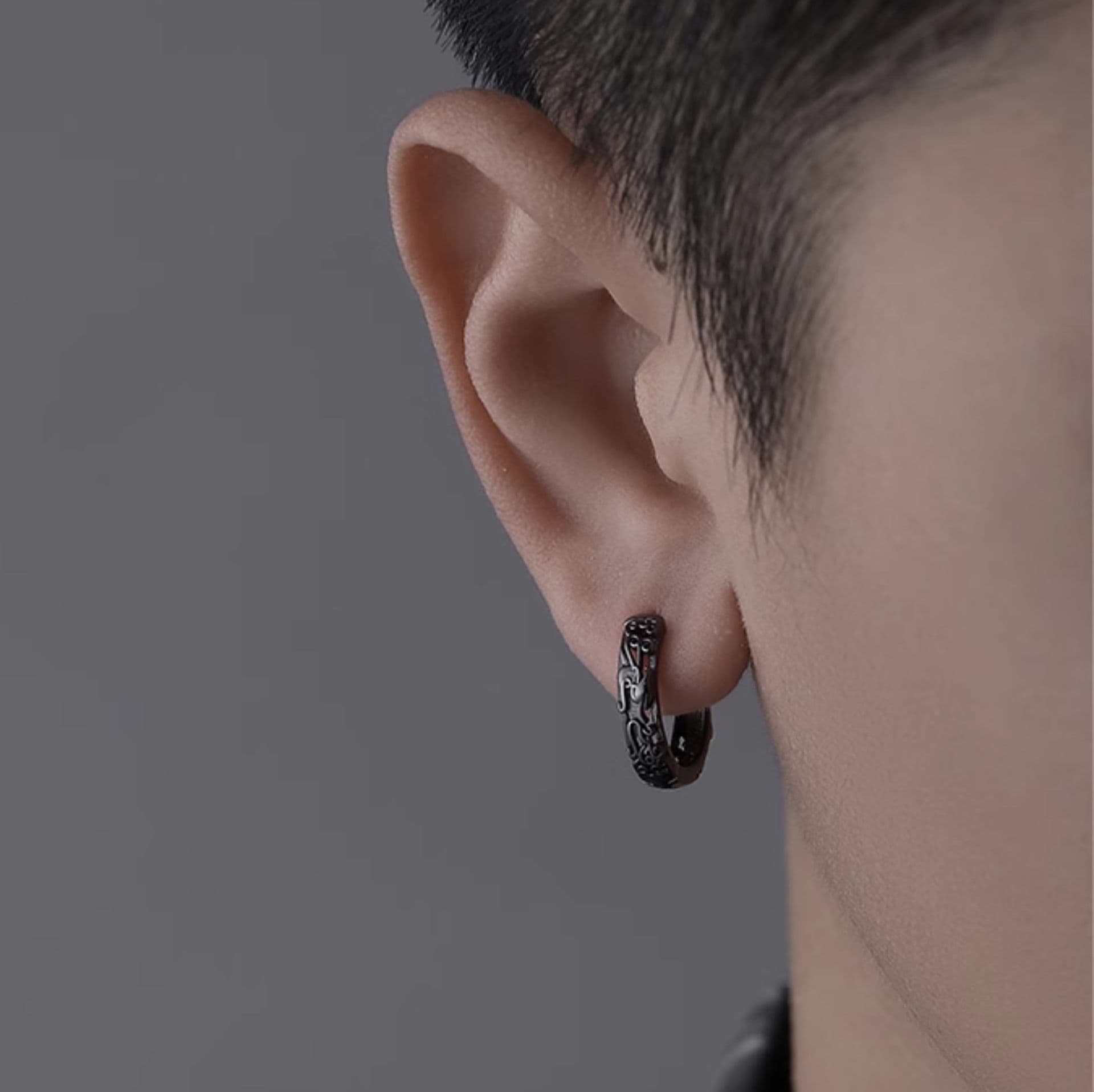 メンズピアス 彫刻細工のフープピアス