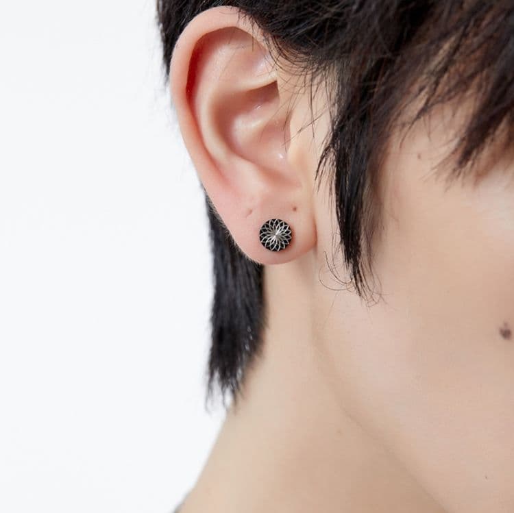 メンズピアス 花弁模様の純チタンスタッドピアス