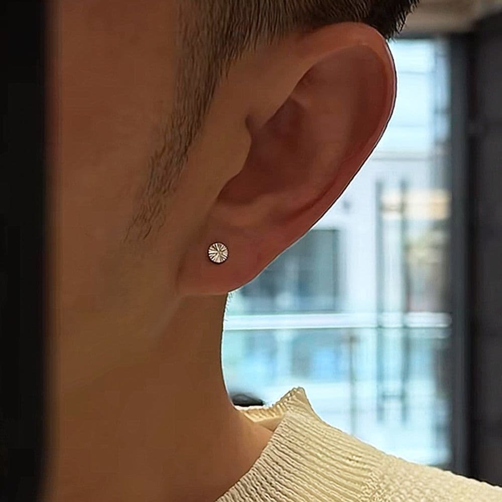 メンズピアス 花弁模様円形スタッドピアス