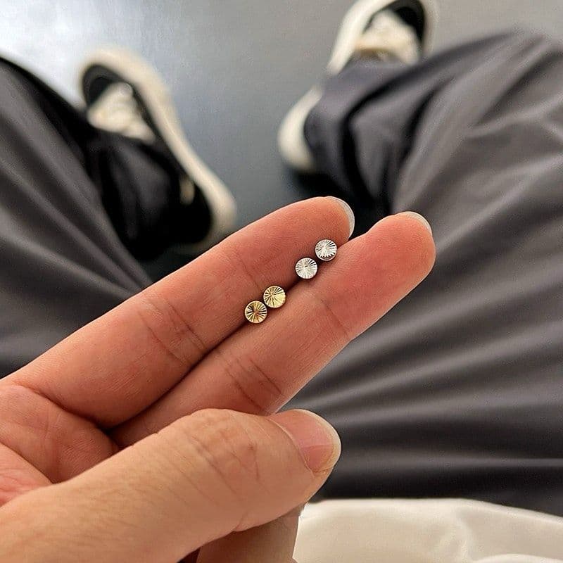 メンズピアス 花弁模様円形スタッドピアス