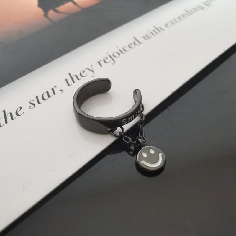 メンズピアス 笑顔チャーム付きイヤーカフ