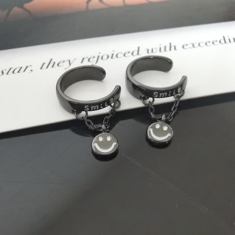 メンズピアス 笑顔チャーム付きイヤーカフ