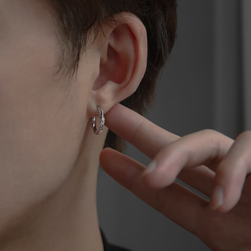 メンズピアス ねじれデザイン フープピアス
