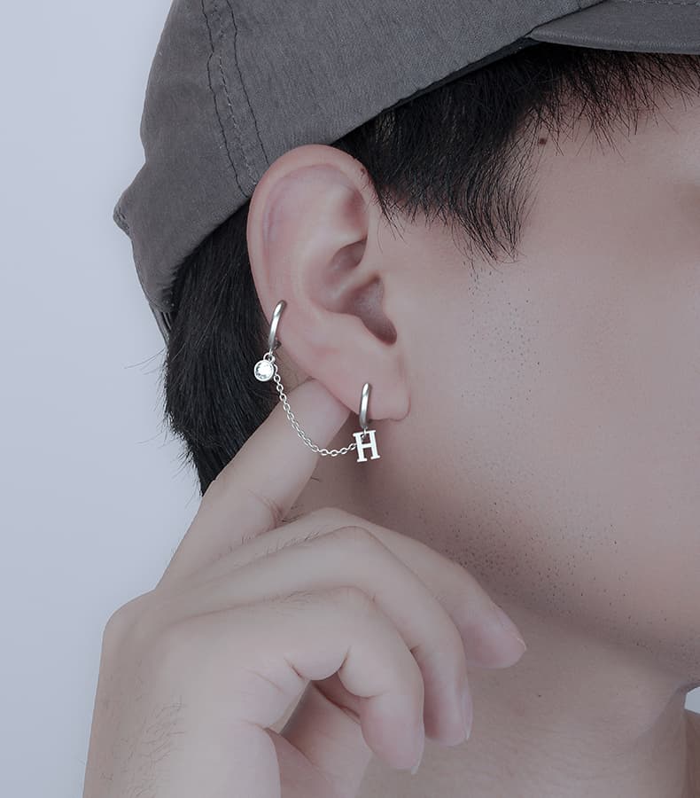 メンズピアス チェーンピアス 文字チャーム付き連結フープピアス