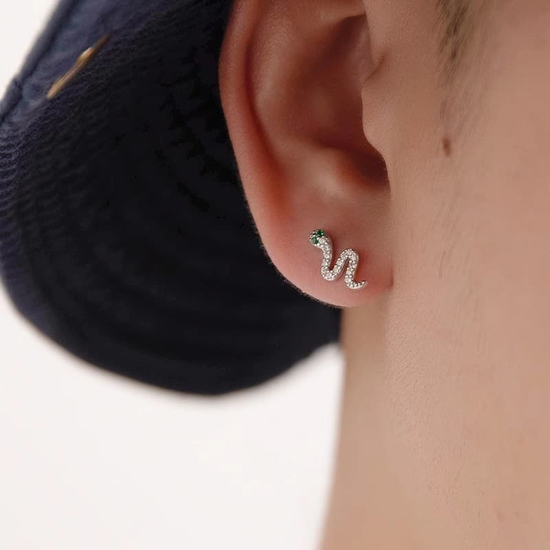 メンズピアス 小蛇のような曲線が魅力的なスタッドピアス