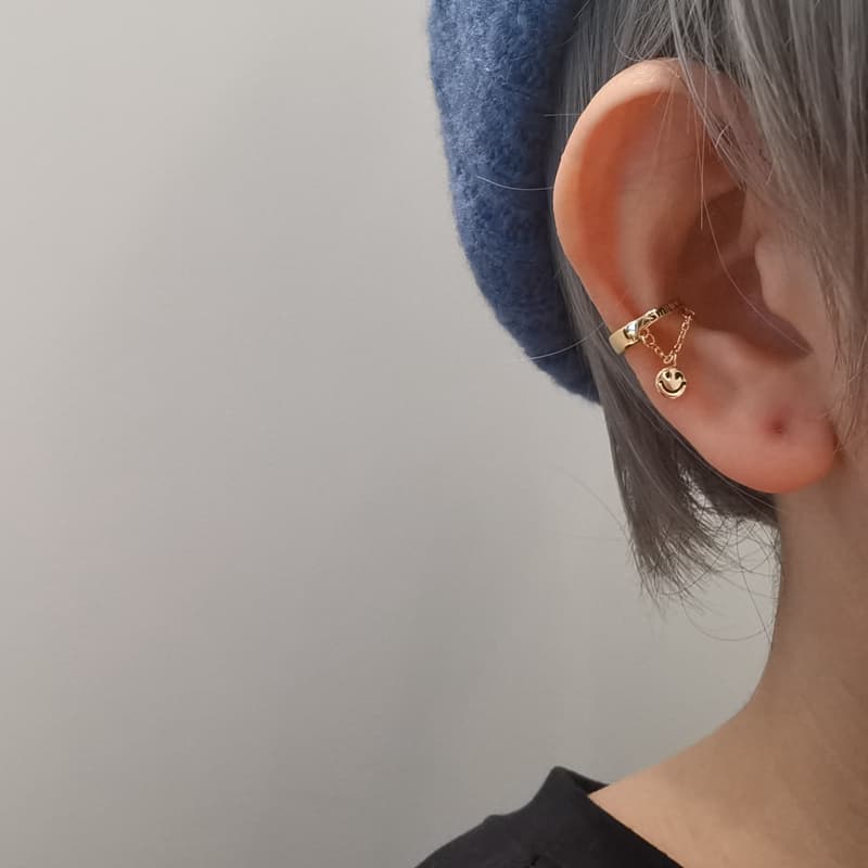 メンズピアス 笑顔チャーム付きイヤーカフ