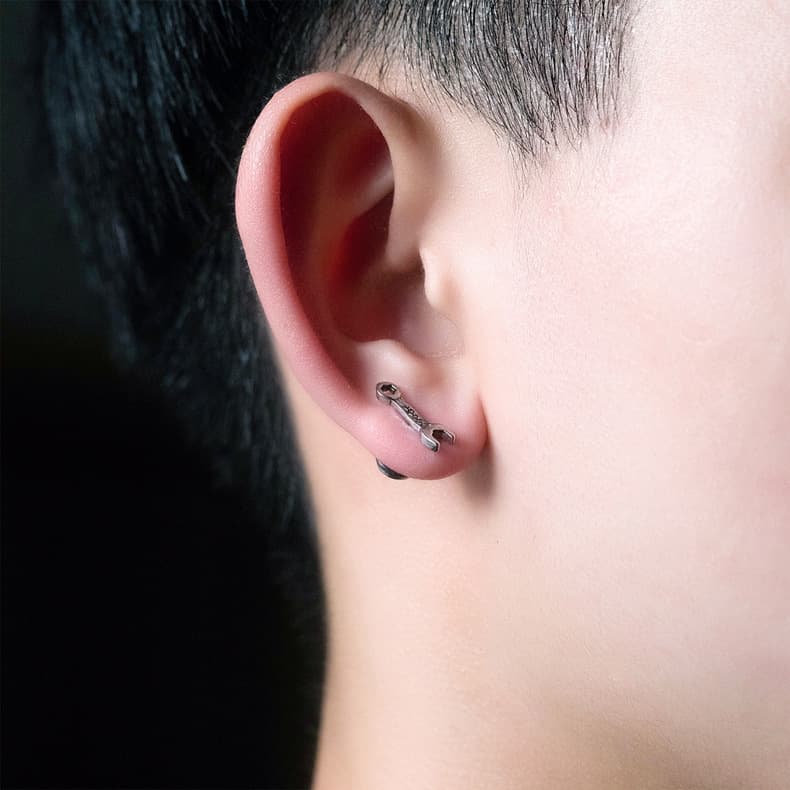 メンズピアス 工具をモチーフにしたスパナデザインピアス