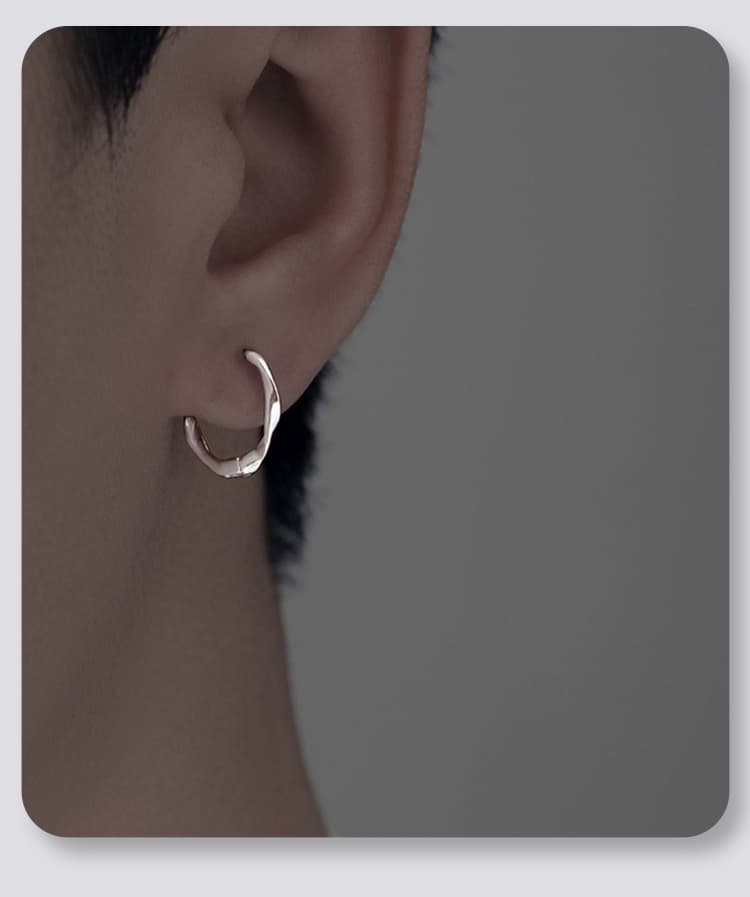 メンズピアス 波打つ曲線の渦巻きピアス