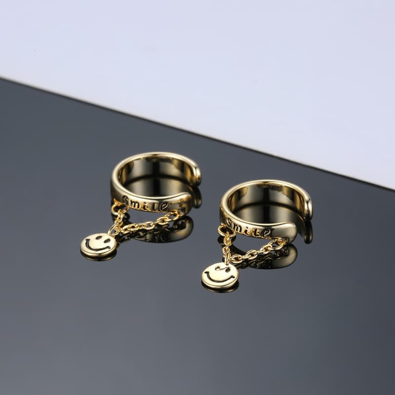 メンズピアス 笑顔チャーム付きイヤーカフ