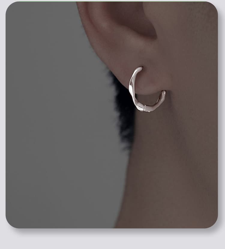 メンズピアス 波打つ曲線の渦巻きピアス