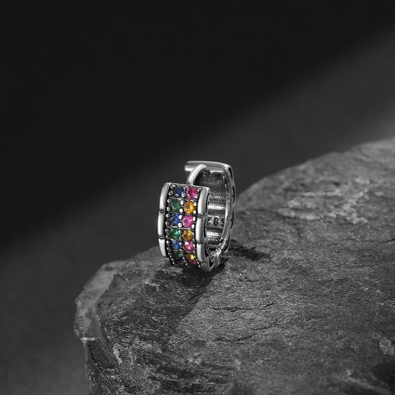 メンズピアス 輝く虹色宝石のフープ式イヤーカフ