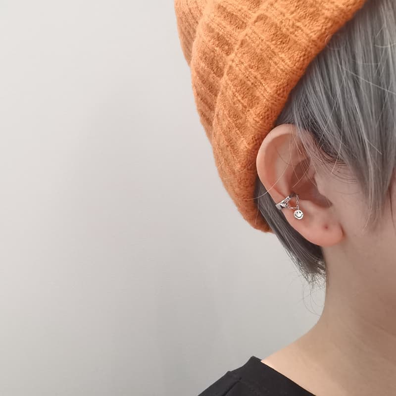メンズピアス 笑顔チャーム付きイヤーカフ