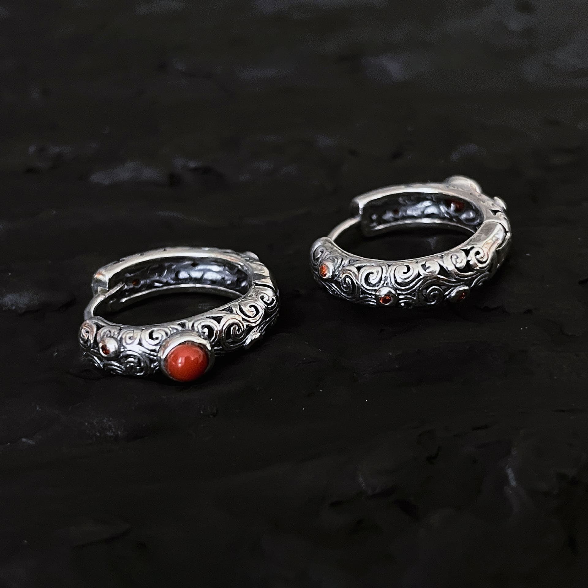 メンズピアス 唐草模様の天然石フープピアス