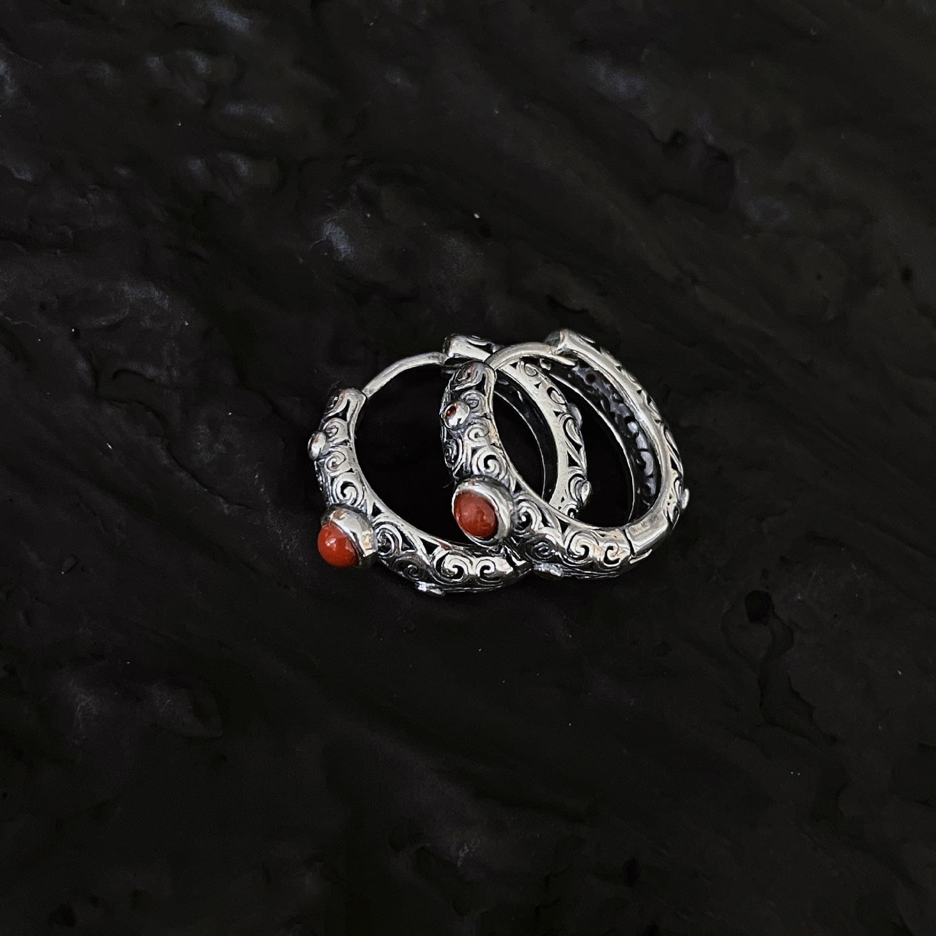 メンズピアス 唐草模様の天然石フープピアス